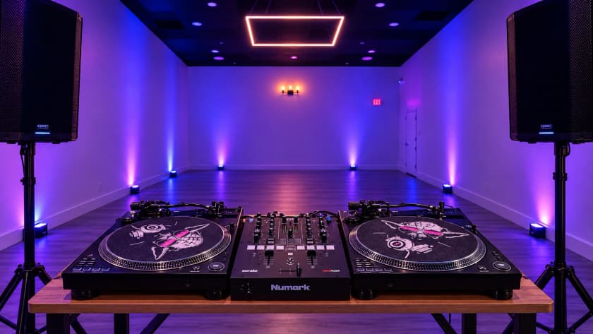 The Vinyl setup in the room: two PLX-CRSS12 turntables and a Numark Scratch mixer, with the PA on stands